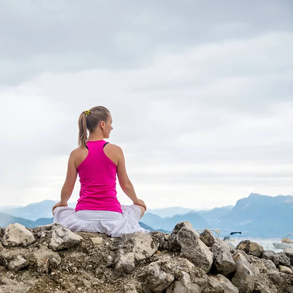 Mujer meditando en el lago — Foto de Stock