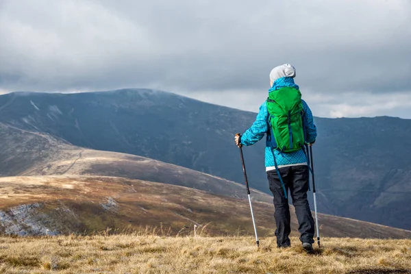 Jeune femme randonnée dans les montagnes — Photo