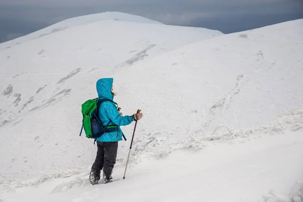 Młoda kobieta wędrująca po górach śniegu — Zdjęcie stockowe