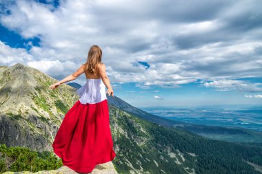 Dağ tepesinde genç kadın