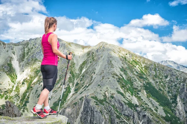 Young woman hiking in the mountains — Stock Photo, Image