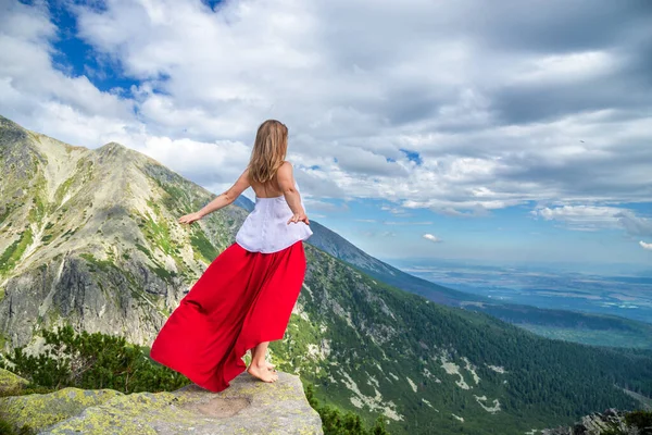 산 위에 젊은 여자 — 스톡 사진