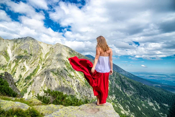 Dağ tepesinde genç kadın — Stok fotoğraf