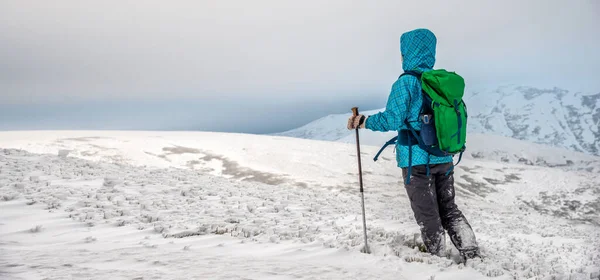 Jeune femme randonnée dans les montagnes de neige — Photo
