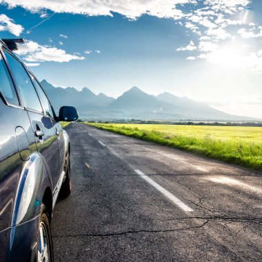 Dağ yolunda seyahat etmek için araba