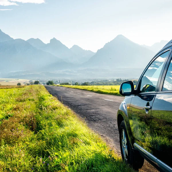 Auto voor reizen met een bergweg — Stockfoto