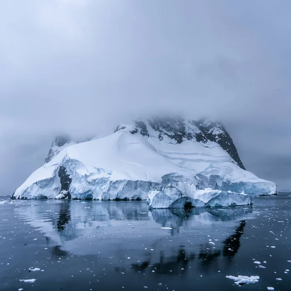 Isberg i Antarktis hav — Stockfoto
