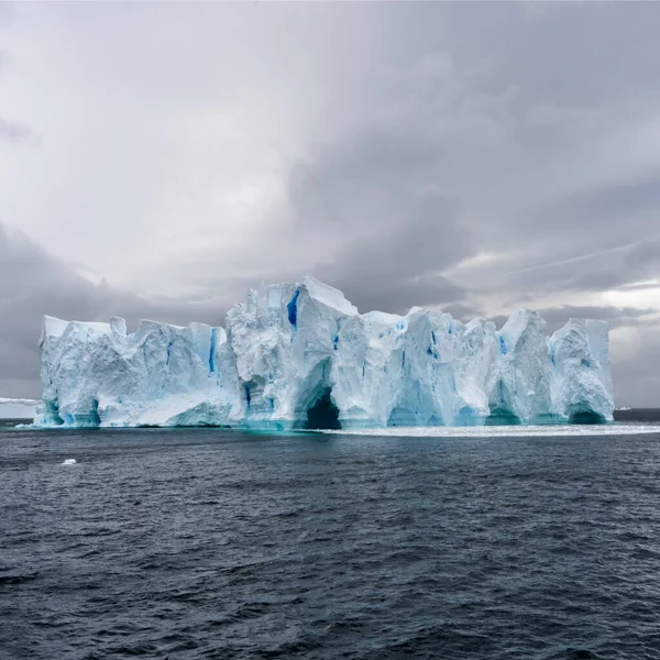 Iceberg en el mar Antártico. Puerto Lockroy . — Foto de Stock