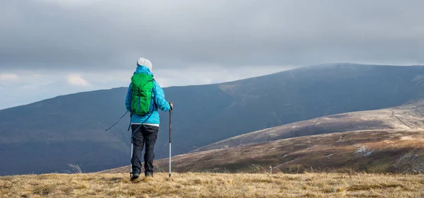 Young woman hiking in the mountains — Stock Photo, Image