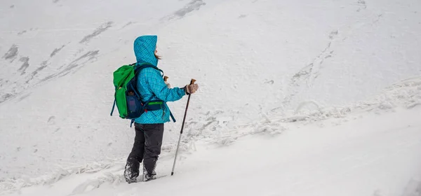 Młoda kobieta wędrująca po górach śniegu — Zdjęcie stockowe
