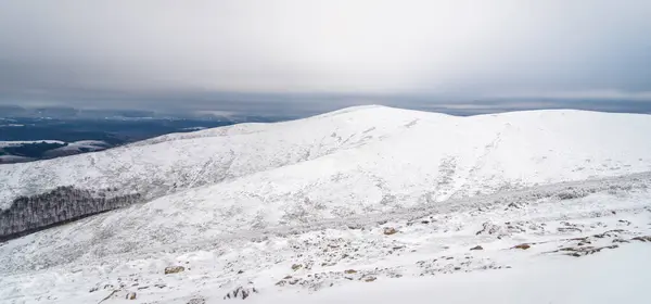 Nieve Carpatian mountians en la noche —  Fotos de Stock