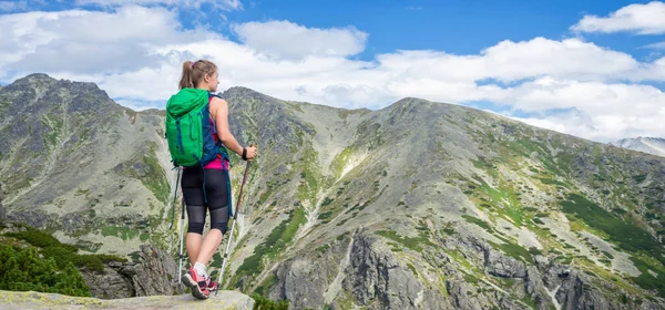 Young woman hiking in the mountains — Stock Photo, Image