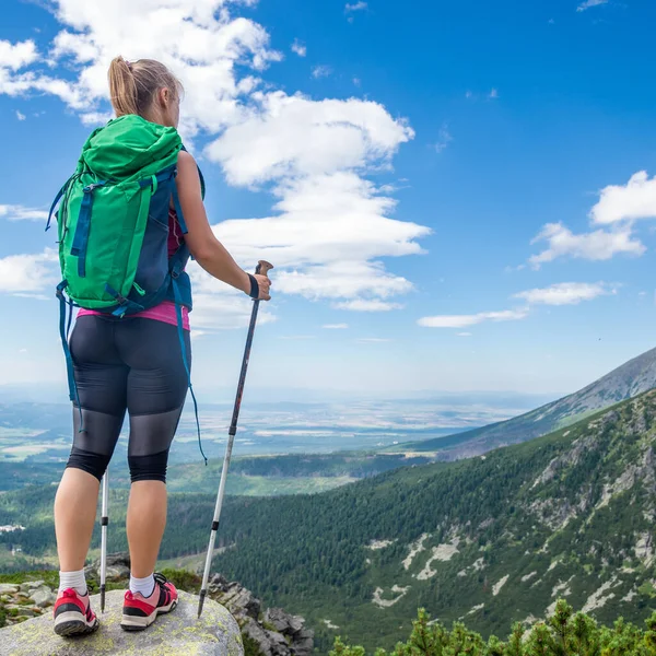 Young woman hiking in the mountains — Stock Photo, Image