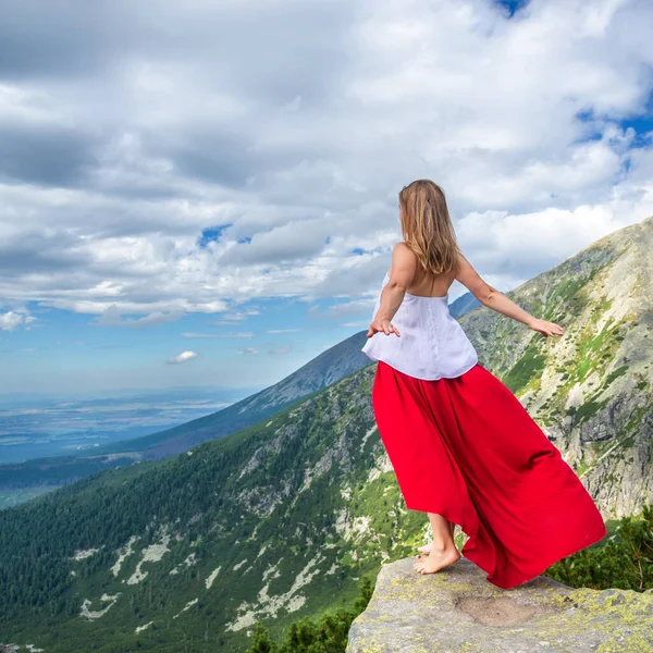 Junge Frau auf dem Gipfel des Berges — Stockfoto