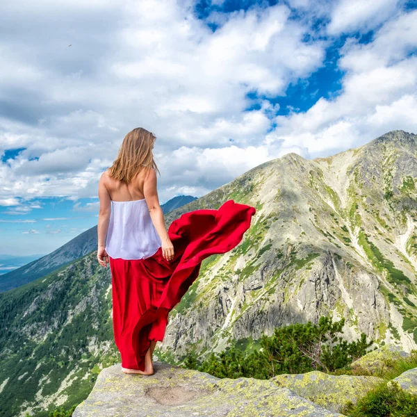 Jonge vrouw op de top van berg — Stockfoto