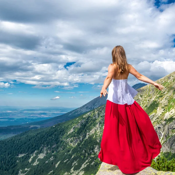 Junge Frau auf dem Gipfel des Berges — Stockfoto