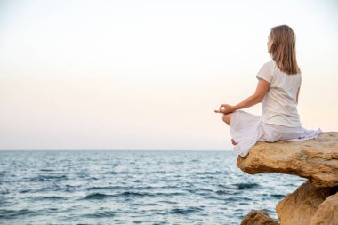 Denizde meditasyon yapan bir kadın