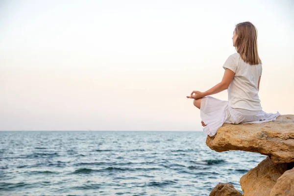 Frau meditiert am Meer — Stockfoto