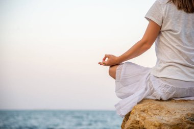 Denizde meditasyon yapan bir kadın