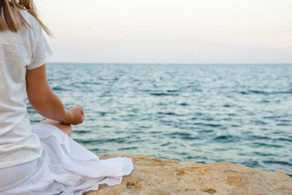 Frau meditiert am Meer — Stockfoto