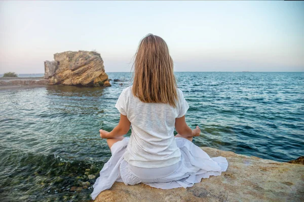 Donna che medita al mare — Foto Stock