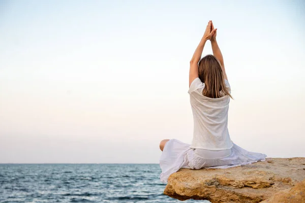 Frau meditiert am Meer — Stockfoto