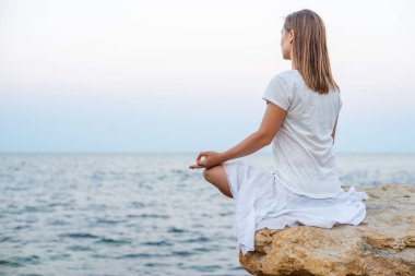 Denizde meditasyon yapan bir kadın