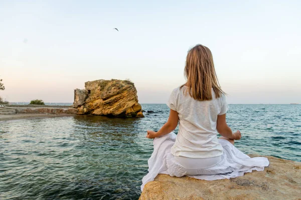 Kvinna mediterar vid havet — Stockfoto