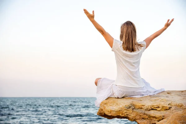 Mulher meditando no mar — Fotografia de Stock