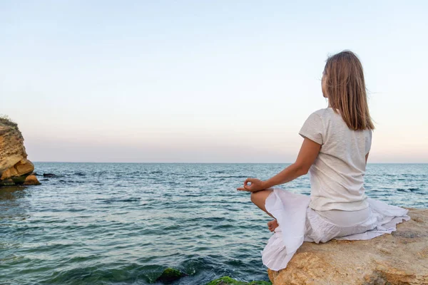 Frau meditiert am Meer — Stockfoto