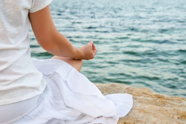 Kobieta medytująca nad morzem — Zdjęcie stockowe