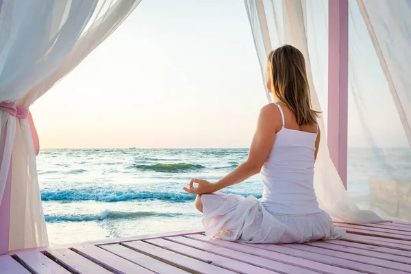 海で瞑想する女 — ストック写真