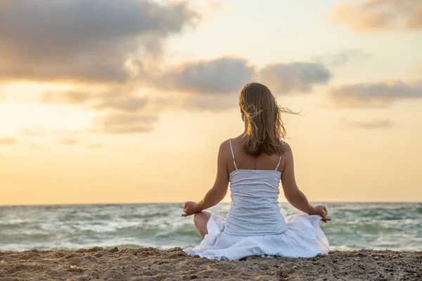 Жінка медитує на морі — стокове фото