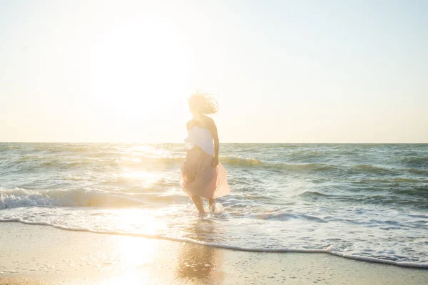 Giovane Ragazza Sulla Spiaggia — Foto Stock