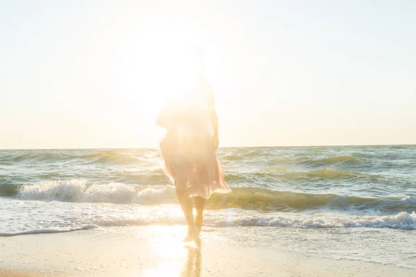 Γυναίκα Στη Θάλασσα Ηλιοβασίλεμα — Φωτογραφία Αρχείου