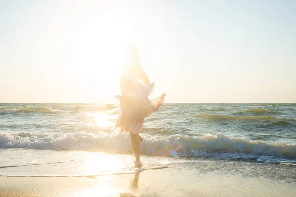 Молодая Женщина Белом Бикини Черном Бикини Пляже — стоковое фото