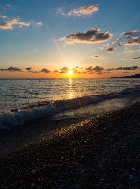 Deniz günbatımında yaz