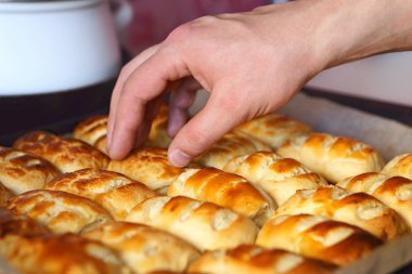 Fırın tepsisindeki lor ile Puffs