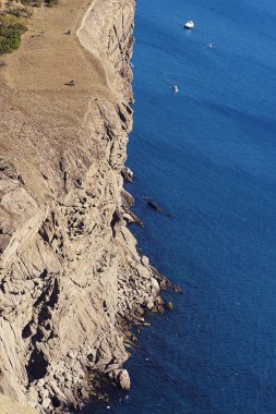 Uçurumdan deniz manzarası