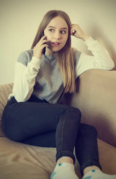 A teenage girl is talking on the phone — Stock Photo, Image
