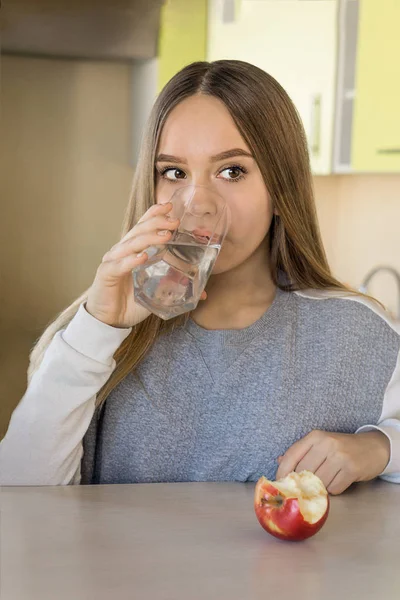 Chica adolescente bebe agua —  Fotos de Stock