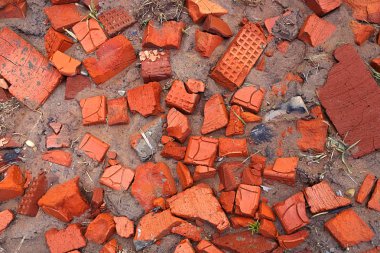 Kırık tuğla parçaları