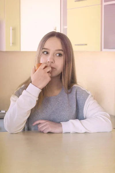 Teen girl holding an apple — Stock Photo, Image