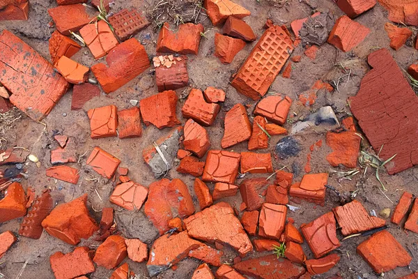 Kırık tuğla parçaları