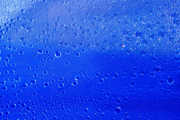 Mavi arka planda su damlaları