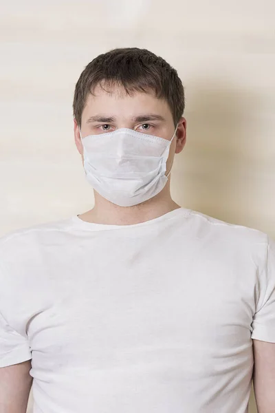 Man Vit Shirt Och Medicinsk Mask Står Ljus Bakgrund — Stockfoto