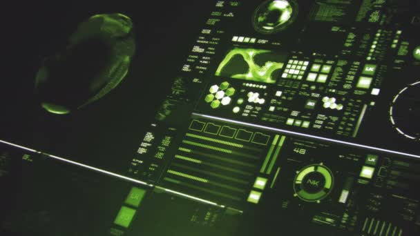 未来インタ フェース デジタル画面 詳細な抽象的な背景 緑色に点滅とコマンド センターのコンピューター データ の処理のスイッチングの指標の分析観点ビュー — ストック動画