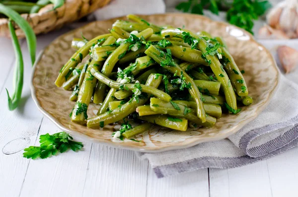 Salada de feijão verde com alho, salsa e coentro — Fotografia de Stock