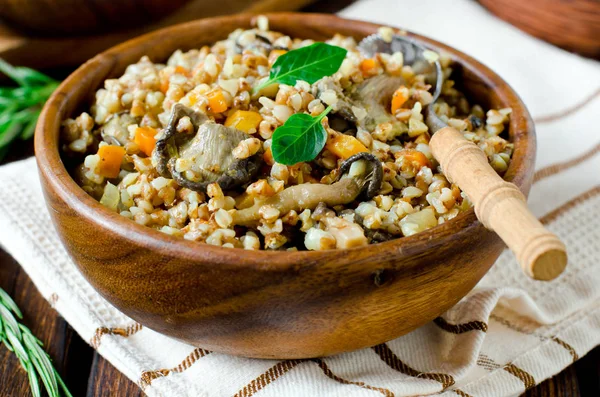 Buckwheat stewed with mushrooms — Stock Photo, Image