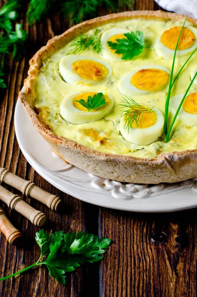 Quiche with cabbage and eggs. Easter baking — Stock Photo, Image